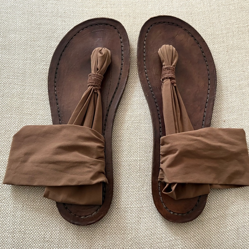 EUC Italian Made Vero Cuoio Khaki Green Stretchy Fabric Thong Sandals 38 8-8.5